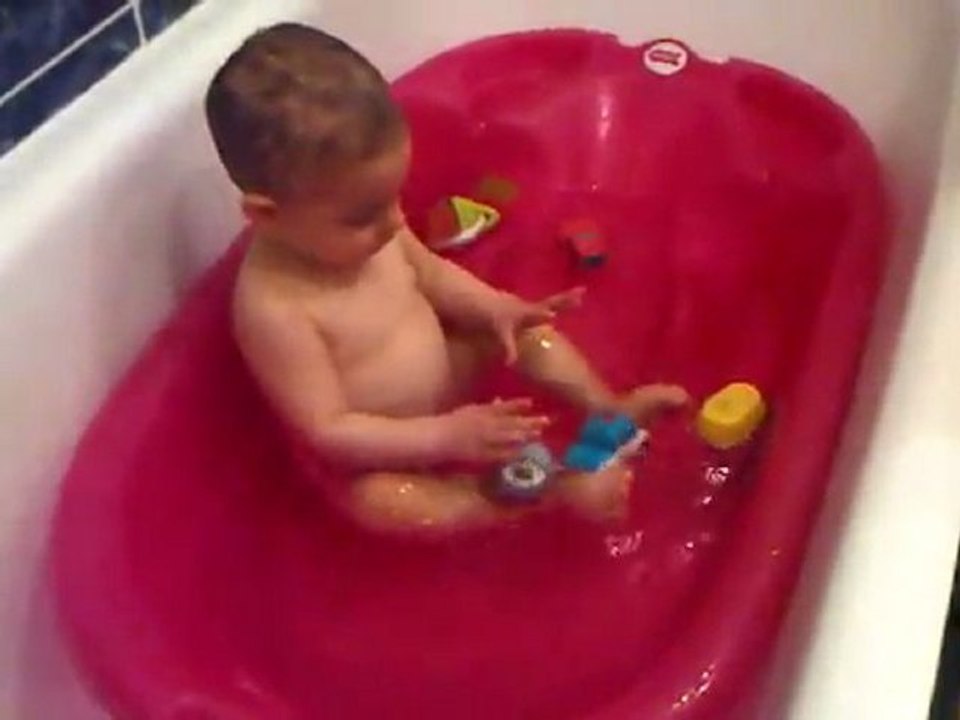 Lucien dans son bain 18 mars