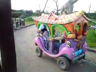 Kolejka dla dzieci w parku dzinozaurów w Łebie