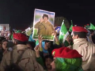 Human shields protect Kadhafi's Tripoli HQ