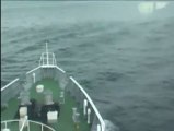 Les garde-côtes japonais croisent le tsunami en pleine mer