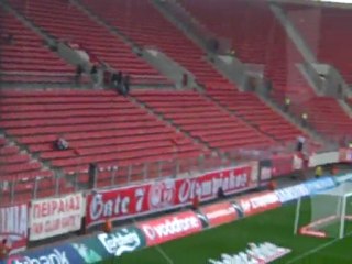 Οι πρώτοι φίλαθλοι στις εξέδρες