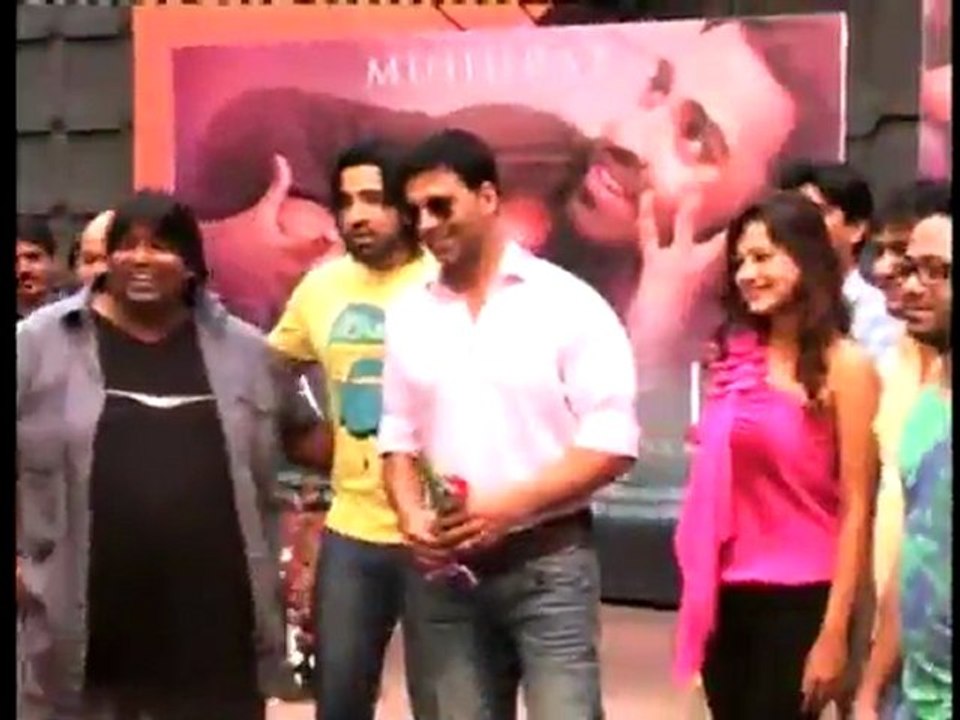 Not The Right Words - Karan Johar & Akshay Kumar - Bollywood News