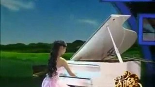 Incroyable : sans les doigts, chinoise 19 ans joue piano comme une déesse