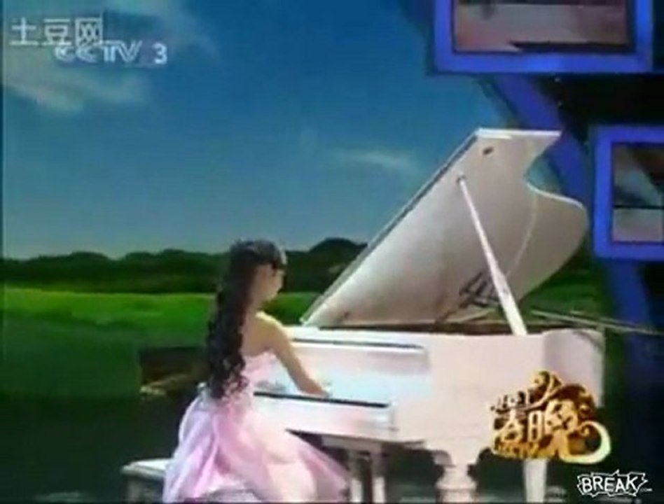 Incroyable : sans les doigts, chinoise 19 ans joue piano comme une déesse