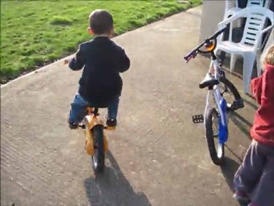 noa fait du vélo sans roulettes!!