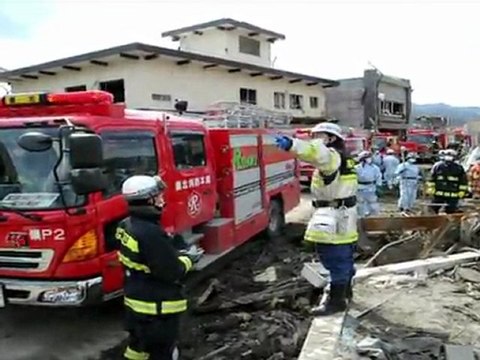 Rikuzentakata: soldats à la recherche de victimes