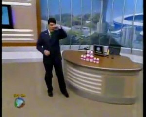 Wagner Montes dançando o passinho do menor da favela