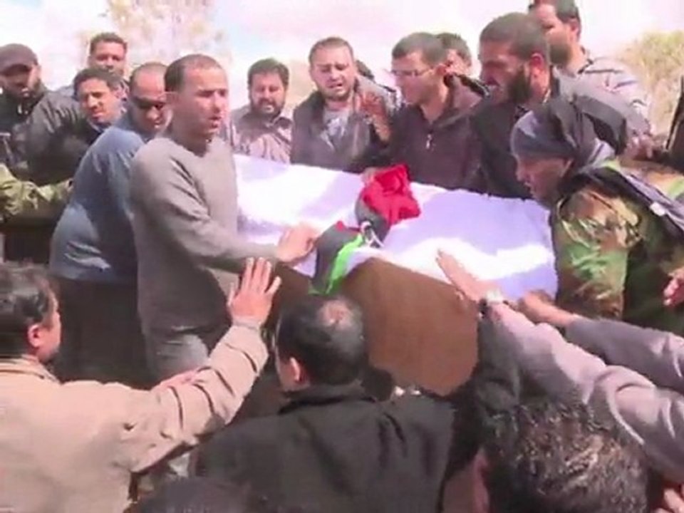Libye: les rebelles enterrent leurs morts à Benghazi
