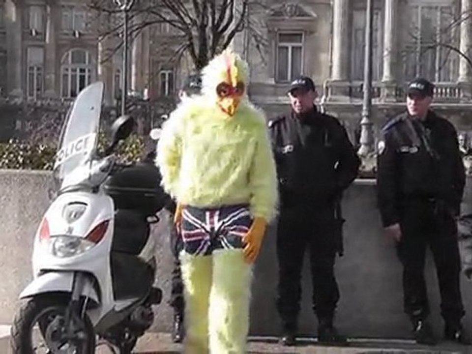 Good Morning Isen - Un Poulet qui visite sa basse-cour