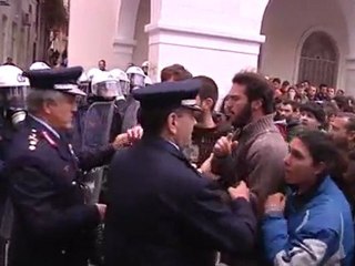 Αποδοκιμασίες Παπανδρέου στη Σύρο