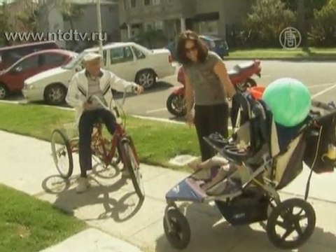 103-летний долгожитель передвигается на велосипеде