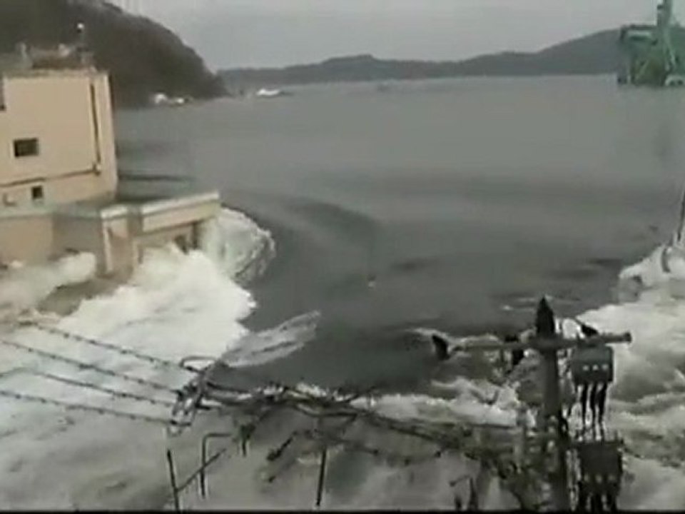 цунами смывает автомобили