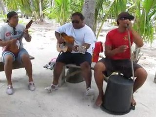 Musiciens à l'excursion du Lagon Bleu de Rangiroa