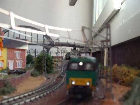 loco G2000 B CARGO avec rame céréaliers passant à Albert (80)