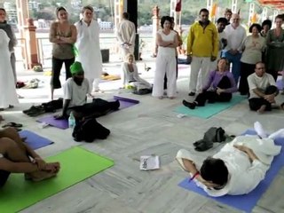 Inde: le festival international de yoga attire les Occidentaux