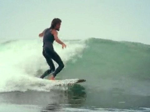 Rob Machado s'offre une pure session de surf old school en alaia
