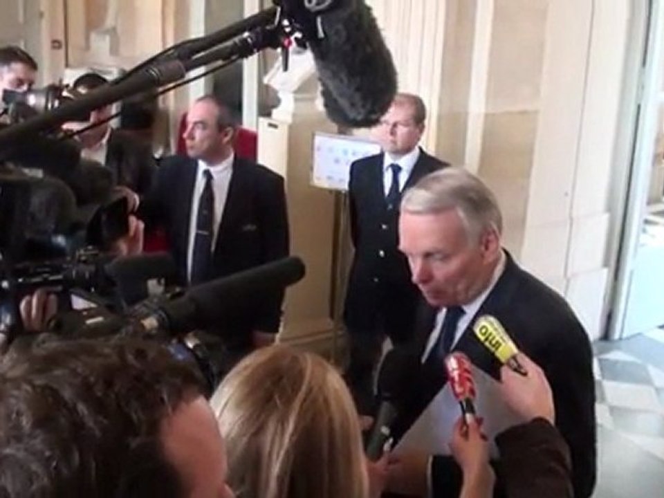 Ayrault : "nous ne sommes pas favorable à l'intervention de l'Otan"