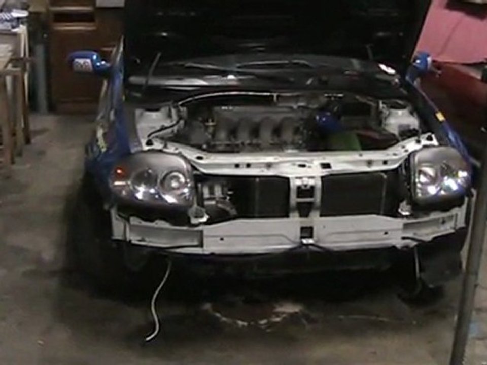 La clio qui tourne pour voir si elle chauffe pas......