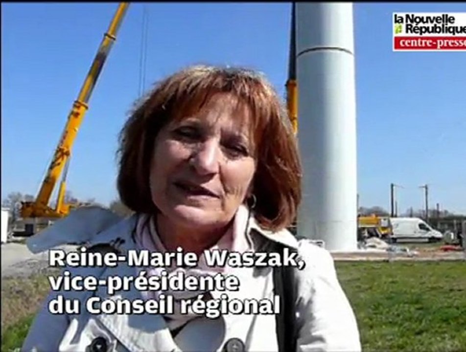 Montage du mat éolien de formation du lycée Raoul-Mortier de Montmorillon