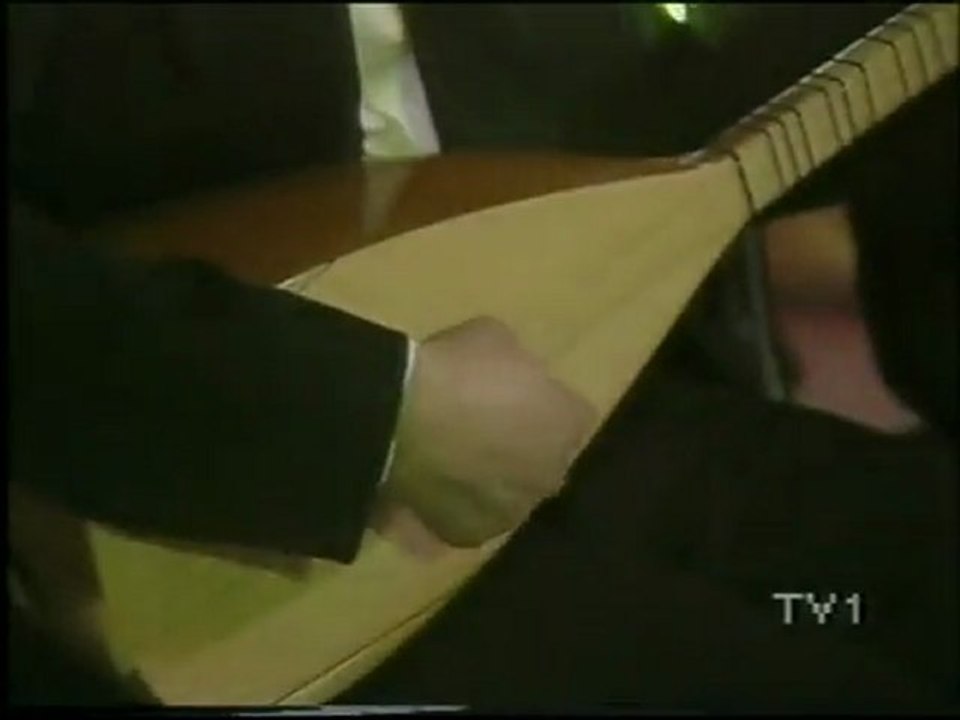 EMEL SAYIN GÜLMEK SANA YAKIŞIYOR