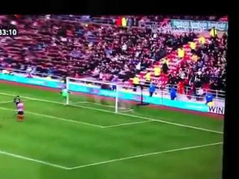 Ο Σουάρες χτυπάει ταξιθέτρια με εκτέλεση φάουλ