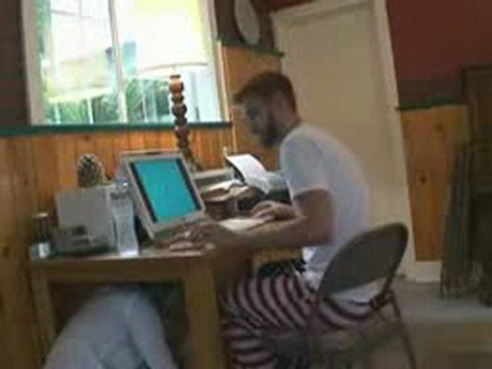 0142 - Owned par son colocataire