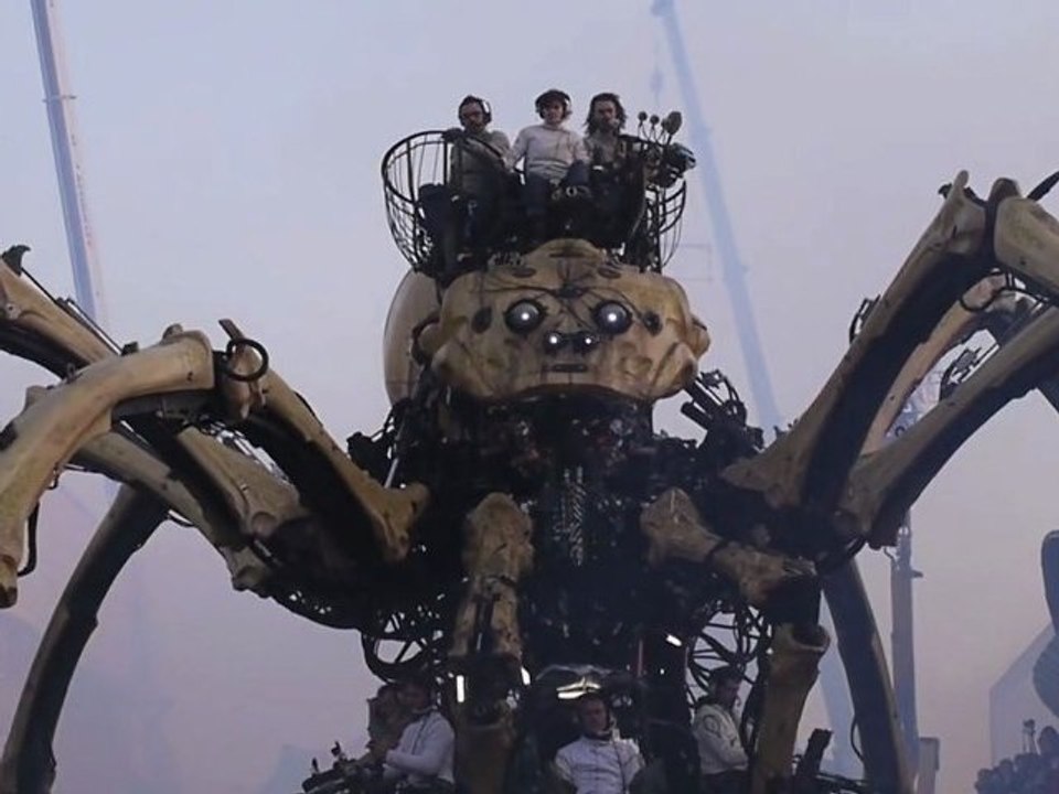 Déambulation de l'araignée géante de la Cie la Machine au Channel à Calais