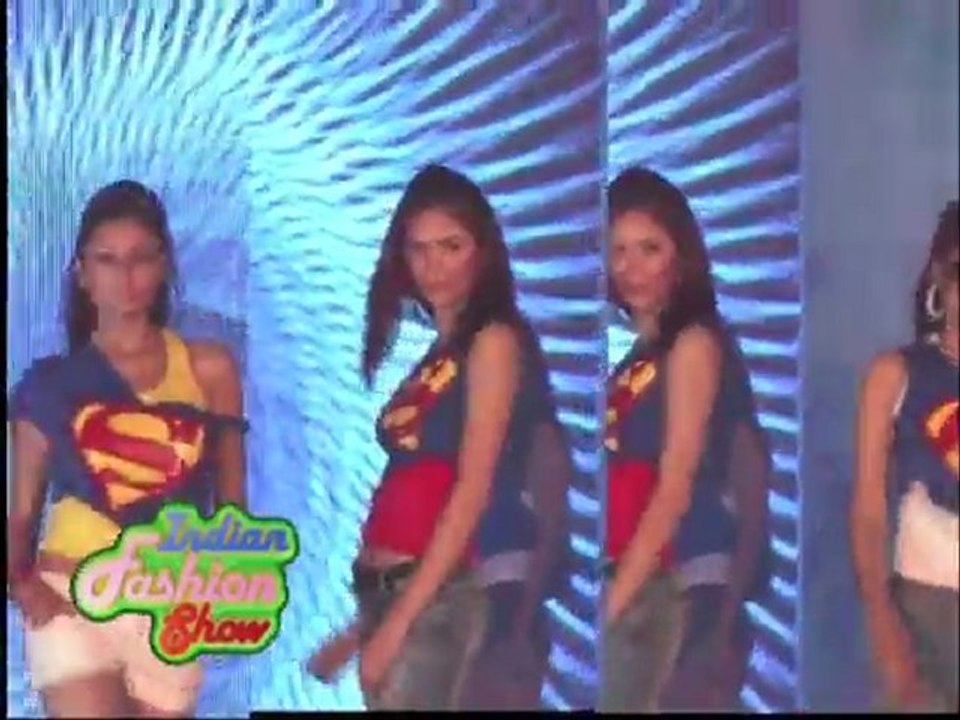 Super GirlsPhoto Fair Fashion Show 2010