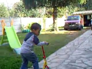 Dans le jardin, Marvin filme Evan mars 2011