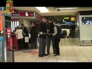 Скачать видео: Roma - Controlli della polizia nella metro