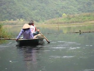 On fait ca avec les bras normalement, non ? (Vietnam)