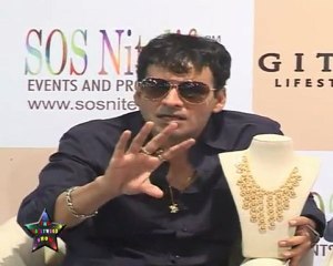 Hot Aarti Chabria Cleavage Show