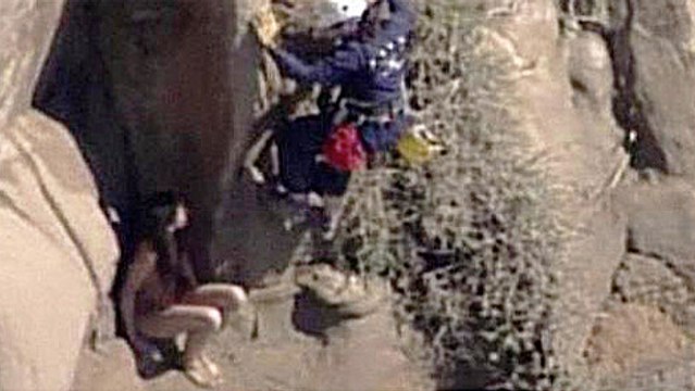 Coincée toute nue sur une falaise