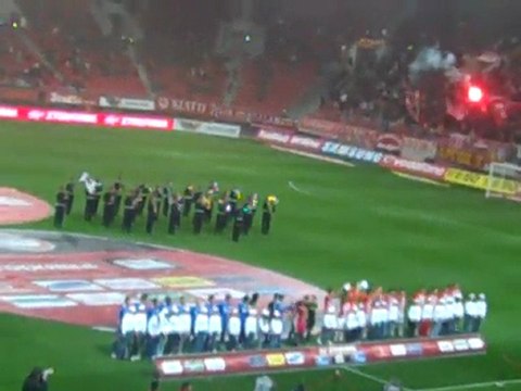 Η είσοδος των ομάδων πριν από τη σέντρα