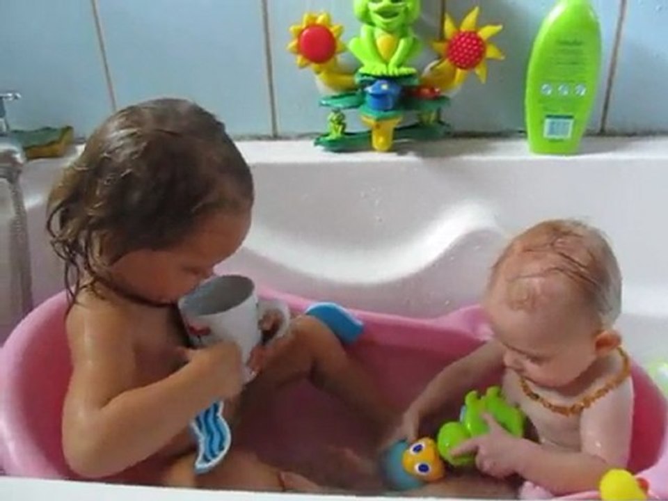 noémie hydrate son frère, 2ans et 6mois