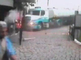 2 camions, 1 portail