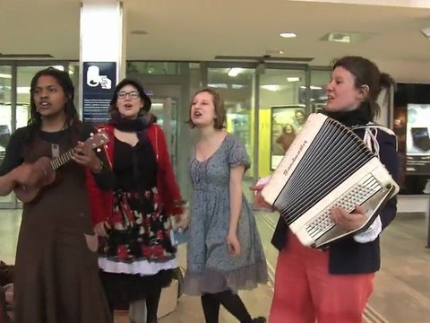 La Compagnie des jolies momes en gare d'Epinal (Lorraine)