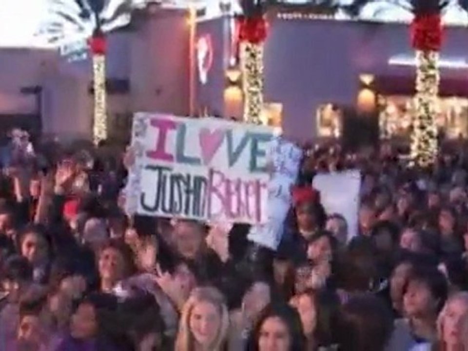 Justin Bieber Gets Wild With Hooter Girls!