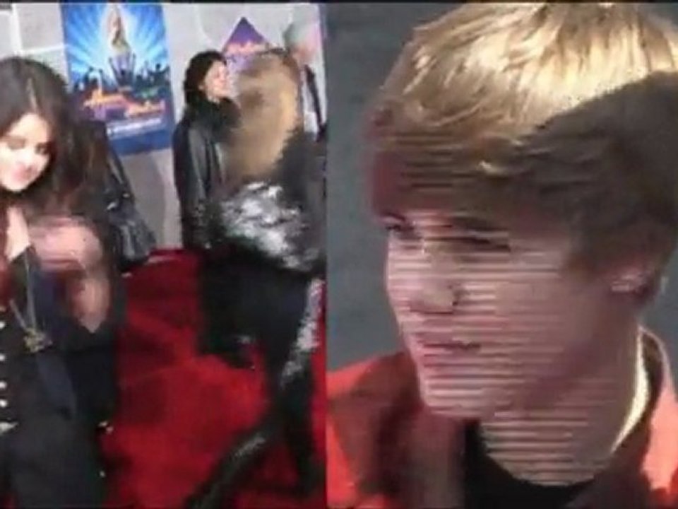 Justin & Selena Get Cozy @ Breakfast
