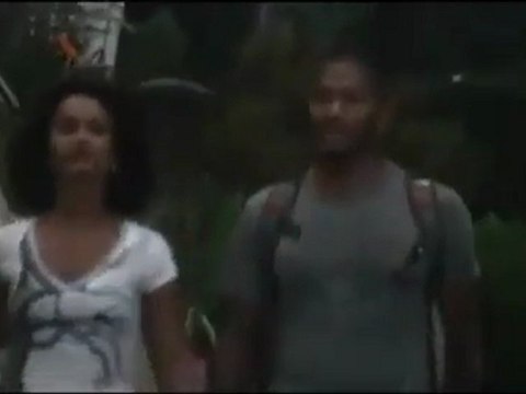 Il fait peur aux passants en se camouflant