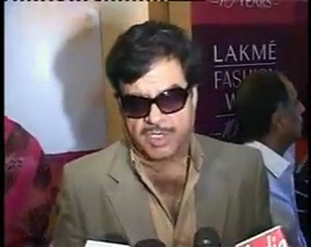 Sonakshi sinha dazzles the Lakme Fashion Week Ramp