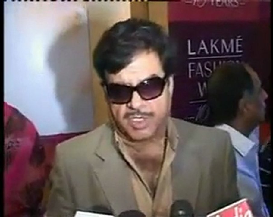 Sonakshi sinha dazzles the Lakme Fashion Week Ramp