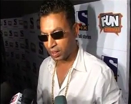 Bollywood stars cheer up children with blood disorder.