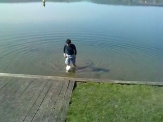 L'homme du sud teste l'eau du plan d'eau.