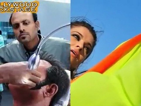 Aishwarya touches RAJNIKANTS Feet!
