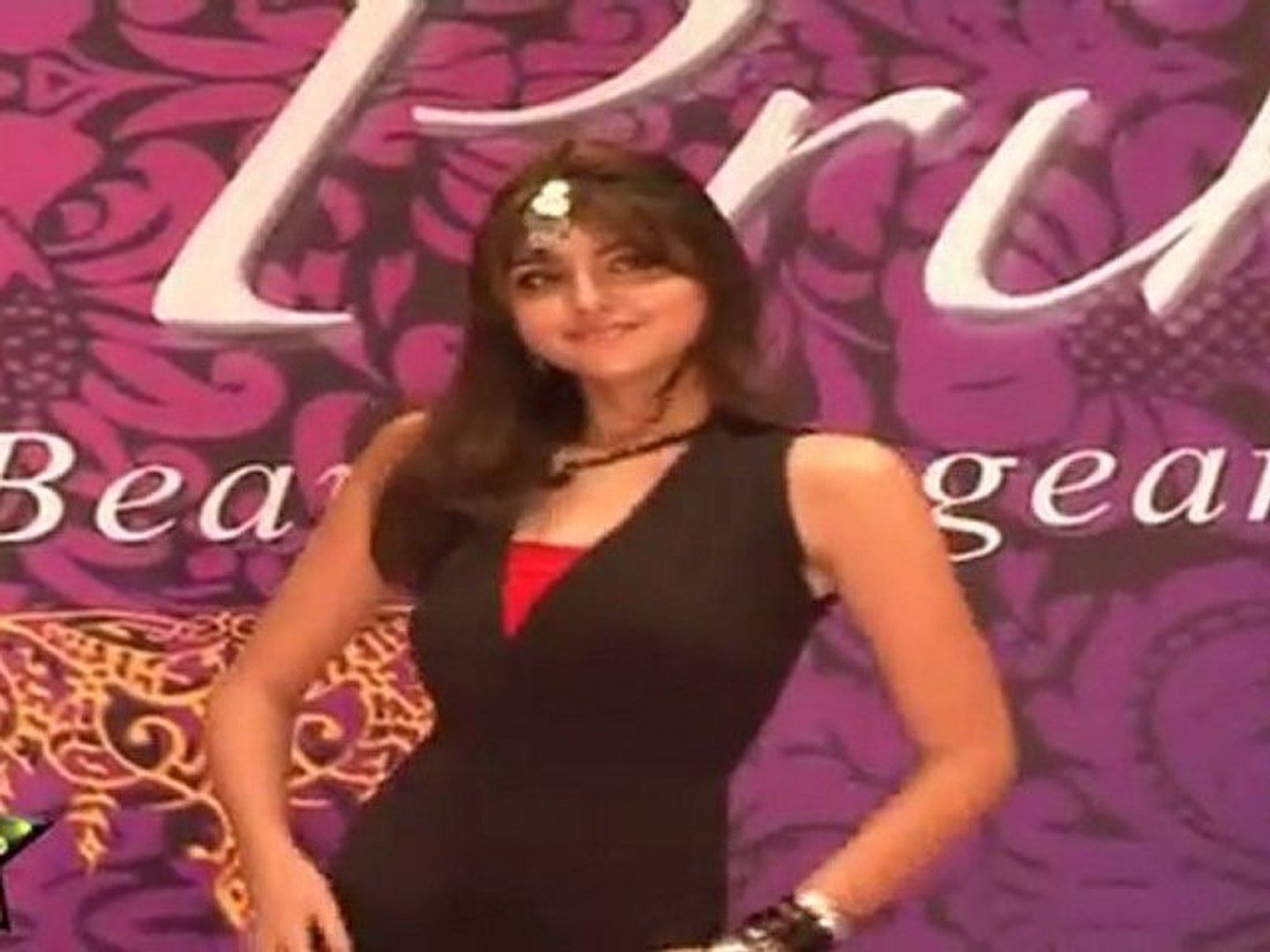 ⁣Sexy Babes Shows Sexy Moves On Ramp