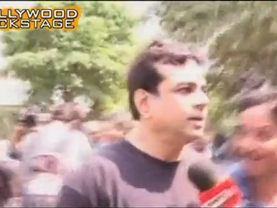 Ajay Devgan kicks Paresh Rawal!!