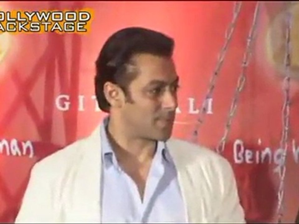 Salman & Akshay's Towel Dance!