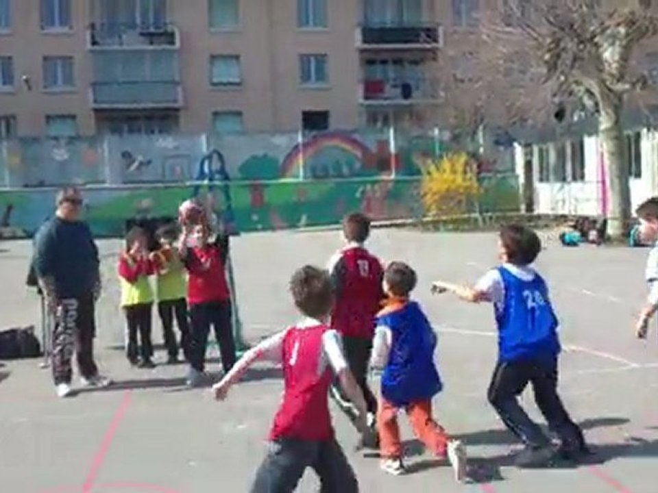 Jean-François Laurent avec sa classe de cycle trois et Franck Seillant, intervenant basket