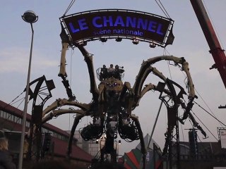 Calais : l'araignée géante se carapate du Channel